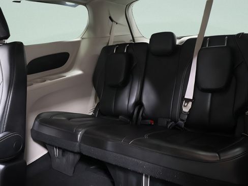 Used 2023 Chrysler Pacifica Touring-L FWD image 22
