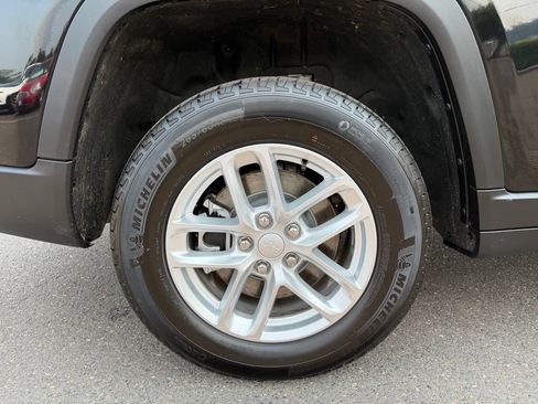 Used 2025 Jeep Grand Cherokee L Laredo w/ Luxury Tech Group I AWD/4WD image 9