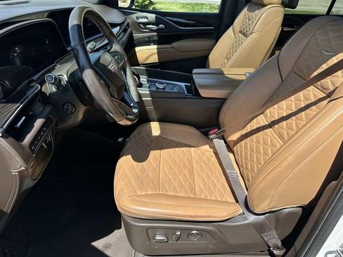 Used 2021 Cadillac Escalade Premium Luxury w/ LPO, Illumination Package AWD/4WD image 20