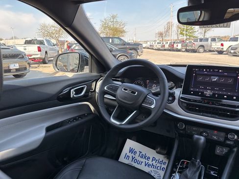 Used 2025 Jeep Compass Limited image 46