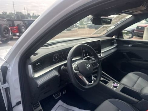 Used 2026 Volkswagen Tiguan SE R-Line FWD image 14