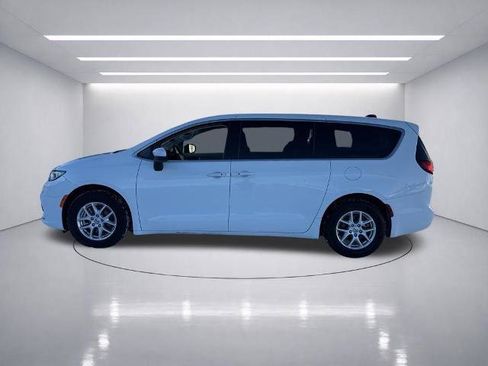 Used 2023 Chrysler Pacifica Touring-L image 4