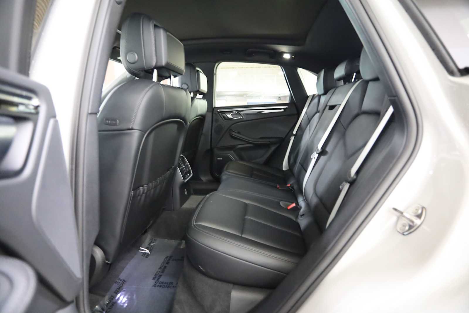 Used 2025 Porsche Macan AWD/4WD image 18