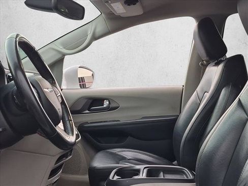 Used 2020 Chrysler Pacifica Touring-L FWD image 14