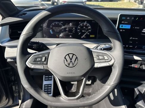 New 2026 Volkswagen Tiguan SE R-Line FWD image 17