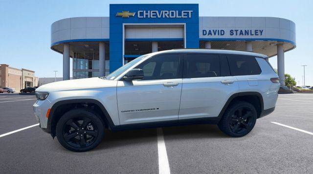 Used 2025 Jeep Grand Cherokee L Limited w/ Black Appearance Package AWD/4WD image 5