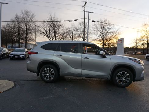 Used 2023 Toyota Highlander XLE image 3