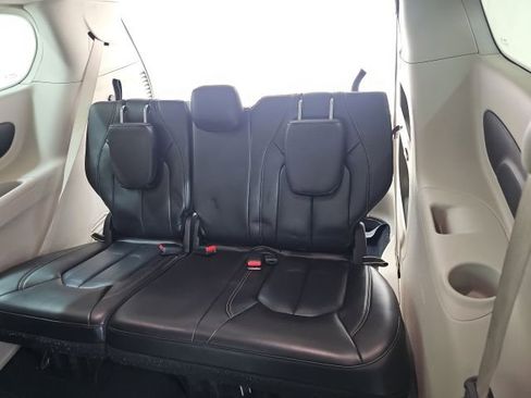 Used 2023 Chrysler Pacifica Touring-L FWD image 4