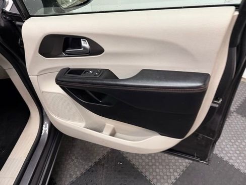 Used 2020 Chrysler Pacifica Touring w/ Cold Weather Group image 33