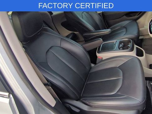 Certified 2024 Chrysler Pacifica Touring-L image 34