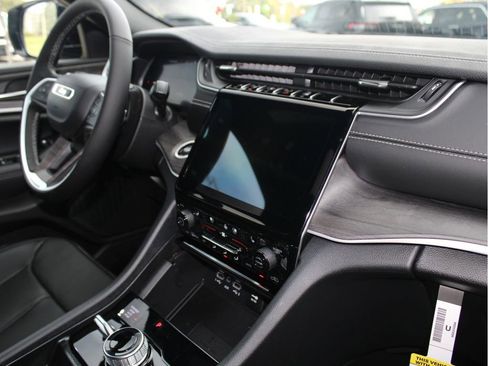 New 2025 Jeep Grand Cherokee Limited w/ Luxury Tech Group II image 25