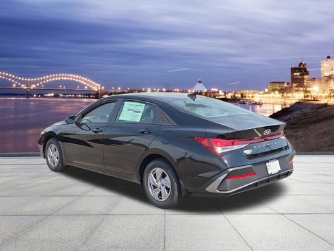 New 2026 Hyundai Elantra SE FWD image 3
