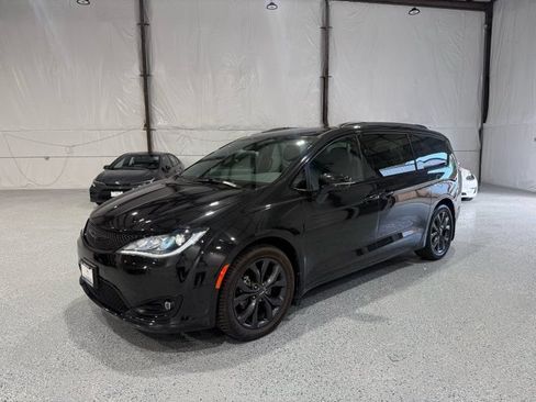 Used 2019 Chrysler Pacifica Limited FWD image 1