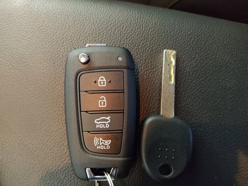 Used 2025 Hyundai Elantra SE FWD image 32