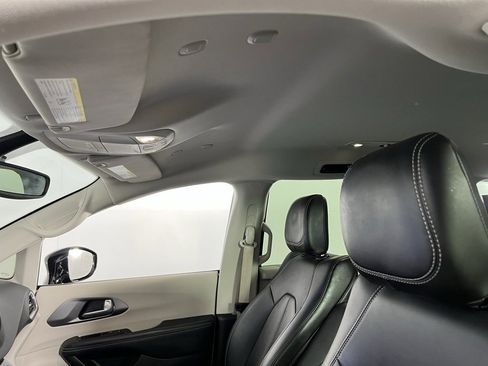 Used 2024 Chrysler Pacifica Touring-L image 24