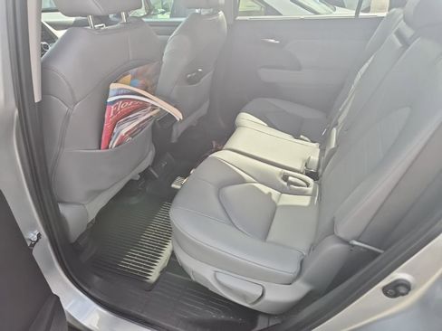 Used 2023 Toyota Highlander XLE image 14