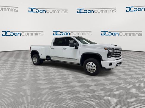 Used 2024 Chevrolet Silverado 3500 High Country w/ High Country Premium Package AWD/4WD image 2