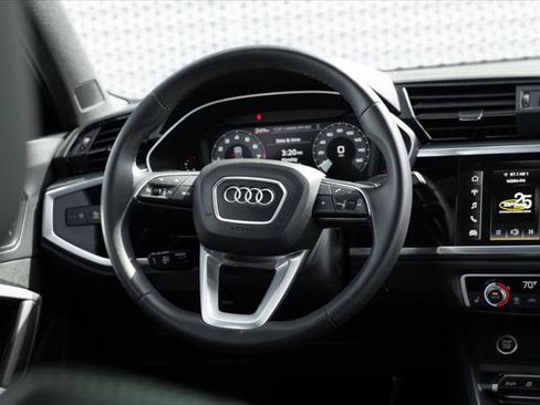 Certified 2025 Audi Q3 2.0T Premium w/ Convenience Package AWD/4WD image 9