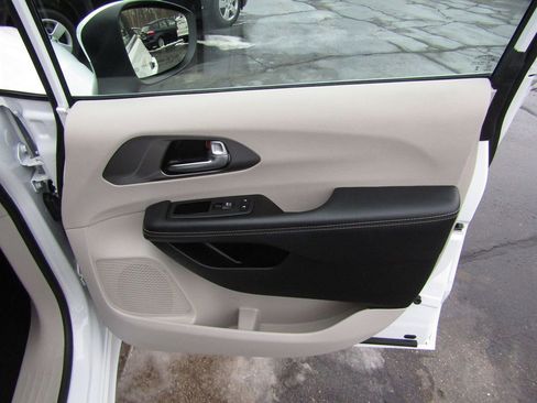 Used 2023 Chrysler Pacifica Touring-L image 30