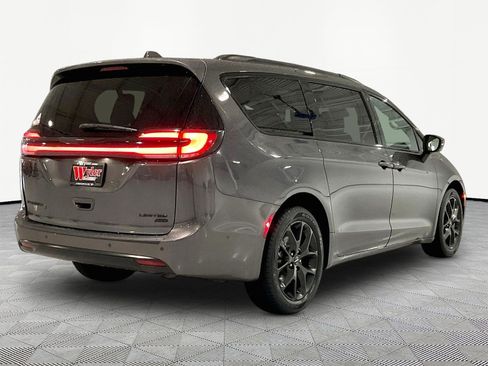 Used 2022 Chrysler Pacifica Limited w/ Uconnect Theater Family Group AWD/4WD image 6