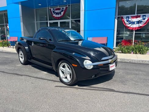 Used 2004 Chevrolet SSR w/ Preferred Equipment Group RWD image 2