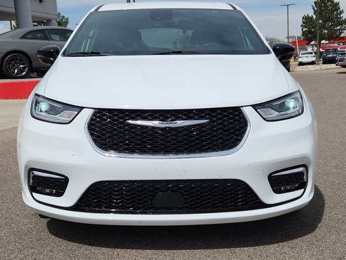 Certified 2025 Chrysler Pacifica Select image 5