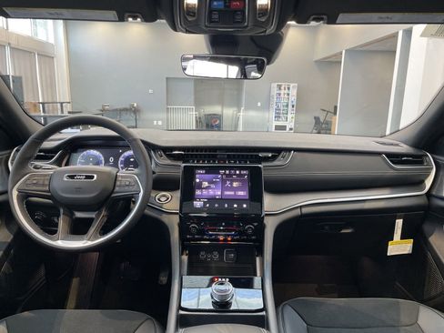 Certified 2025 Jeep Grand Cherokee L Altitude image 30