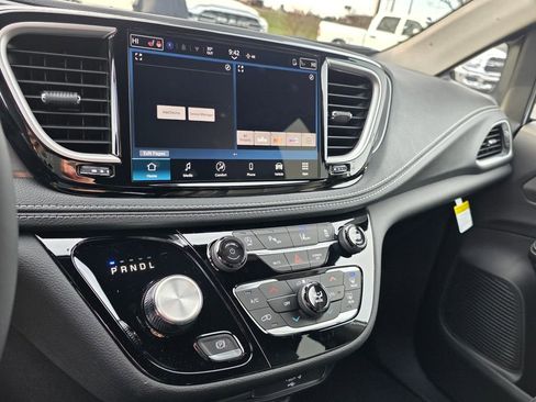 New 2026 Chrysler Pacifica Select image 23