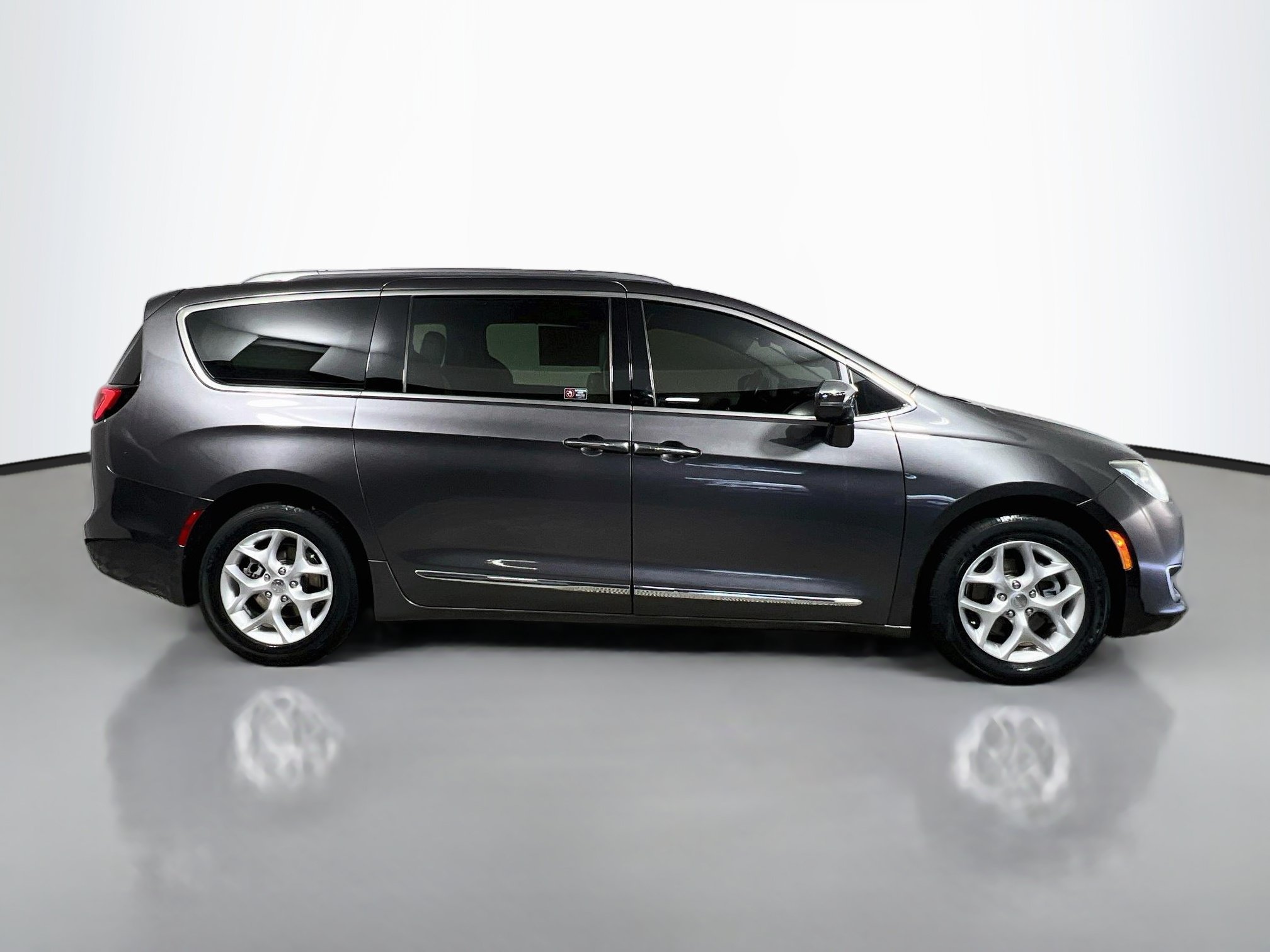 Used 2020 Chrysler Pacifica Limited FWD image 3