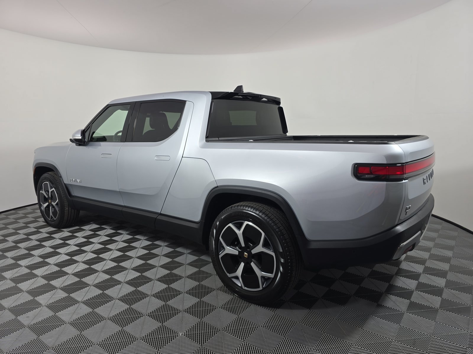 Used 2023 Rivian R1T Adventure Dual AWD/4WD image 3