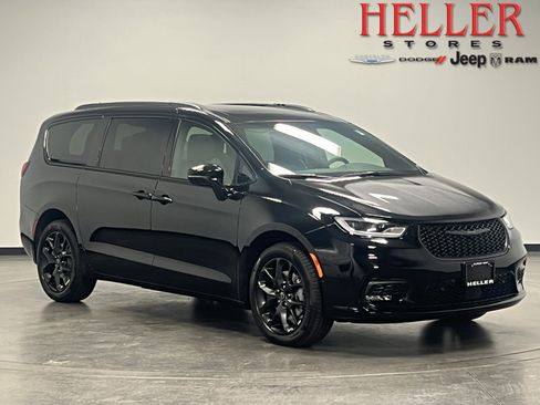 New 2026 Chrysler Pacifica Limited w/ S Appearance Package image 1