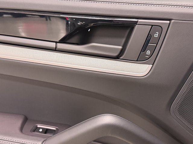 Certified 2025 Porsche Cayenne E-Hybrid w/ Premium Package Plus AWD/4WD image 46