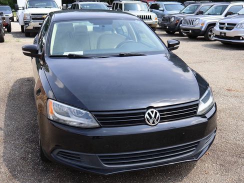 Used 2011 Volkswagen Jetta SE FWD image 2
