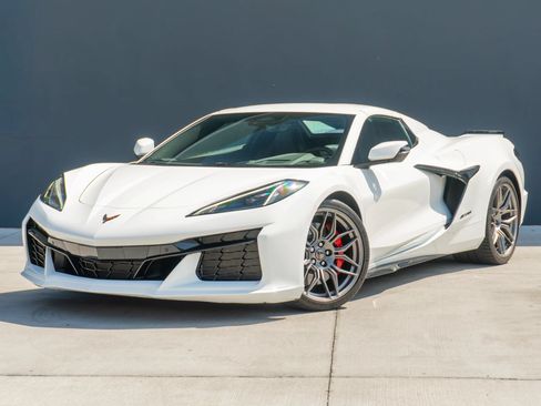 Used 2025 Chevrolet Corvette Z06 RWD image 3