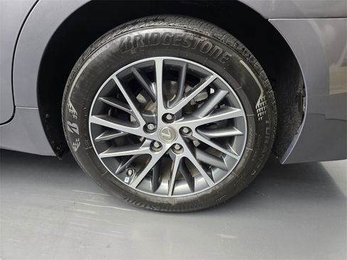 Used 2018 Lexus ES 350 w/ Luxury Package w/Wood Trim image 17