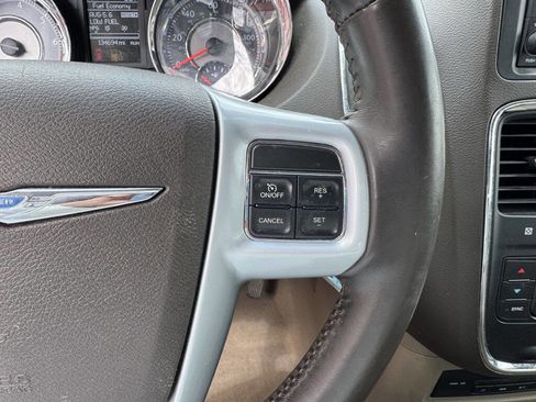Used 2014 Chrysler Town & Country Touring-L image 20