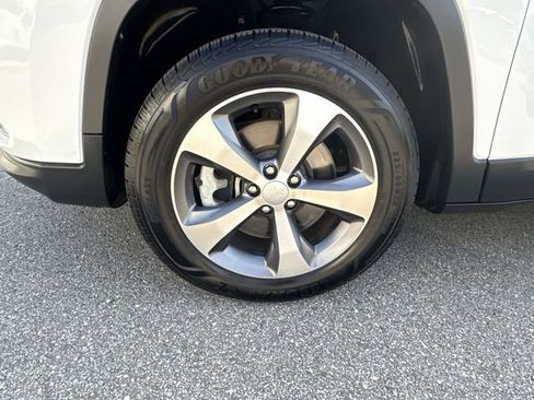 Used 2022 Jeep Cherokee Limited image 10