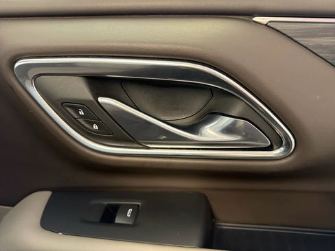 Used 2023 GMC Yukon XL SLT w/ SLT Premium Package image 32