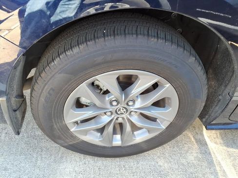 Used 2025 Toyota Sienna XLE image 9