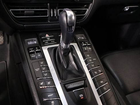 Used 2020 Porsche Macan image 9