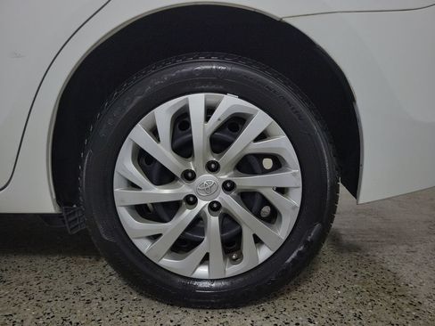 Used 2017 Toyota Corolla LE FWD image 8