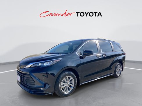 Certified 2025 Toyota Sienna XLE image 1