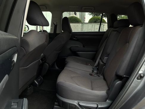 Used 2025 Toyota Highlander LE FWD image 12