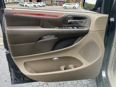 Used 2014 Chrysler Town & Country Touring image 12