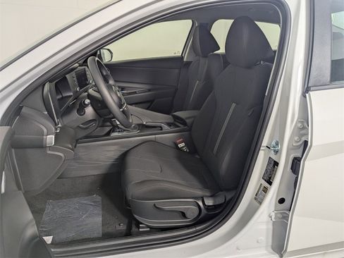 Certified 2025 Hyundai Elantra SE image 12