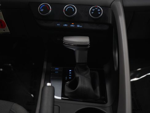 Certified 2025 Hyundai Elantra SE FWD image 17