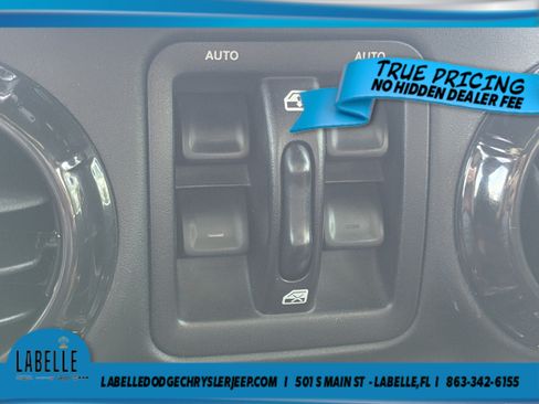 Used 2016 Jeep Wrangler Unlimited Sahara w/ Connectivity Group AWD/4WD image 22