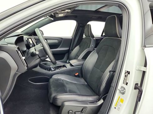 Used 2021 Volvo XC40 T5 R-Design w/ Protection Package Premier image 17