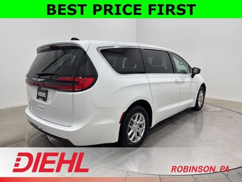 New 2026 Chrysler Pacifica Select image 7