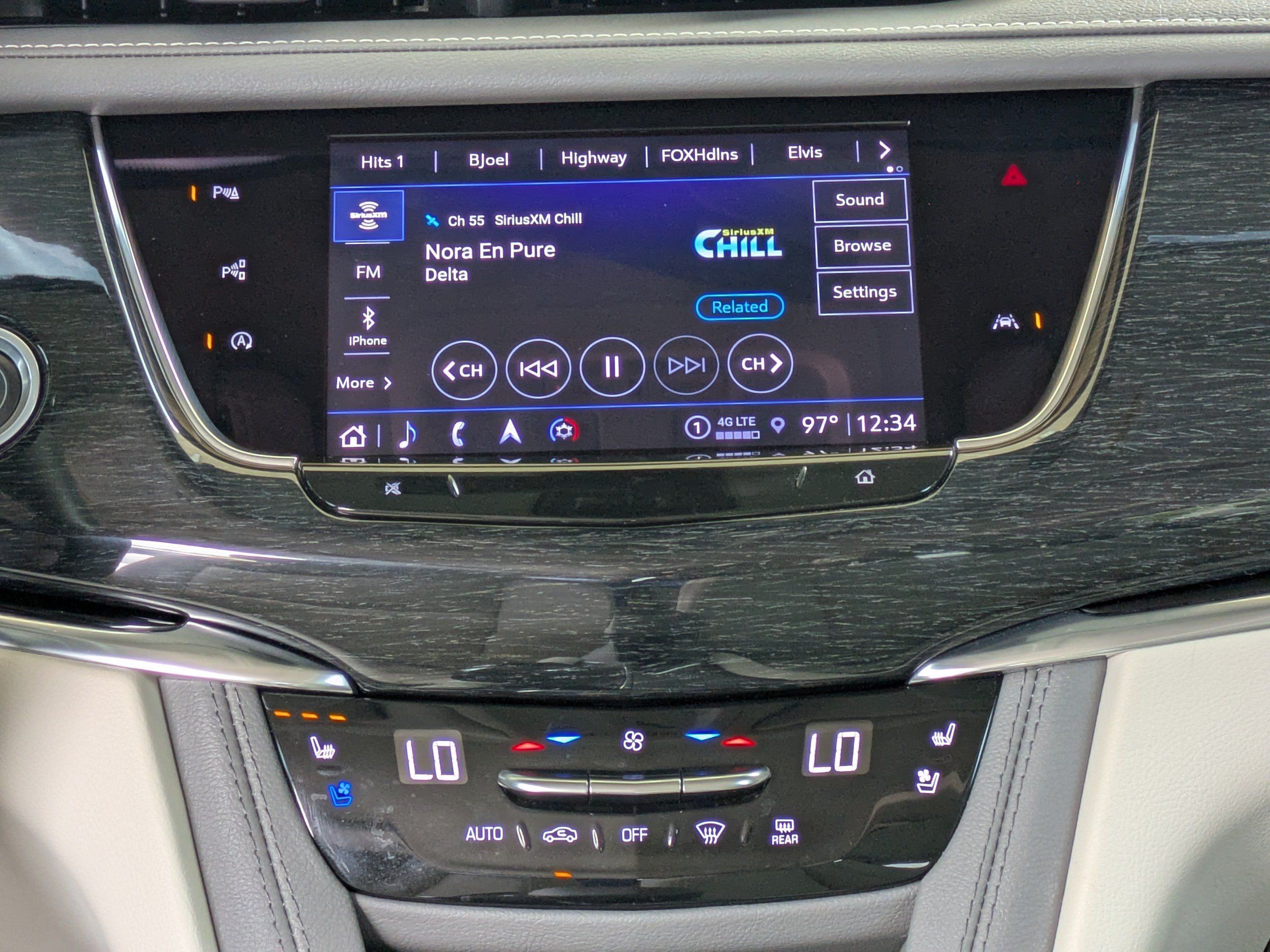 Used 2023 Cadillac XT6 Premium Luxury w/ Technology Package FWD image 18